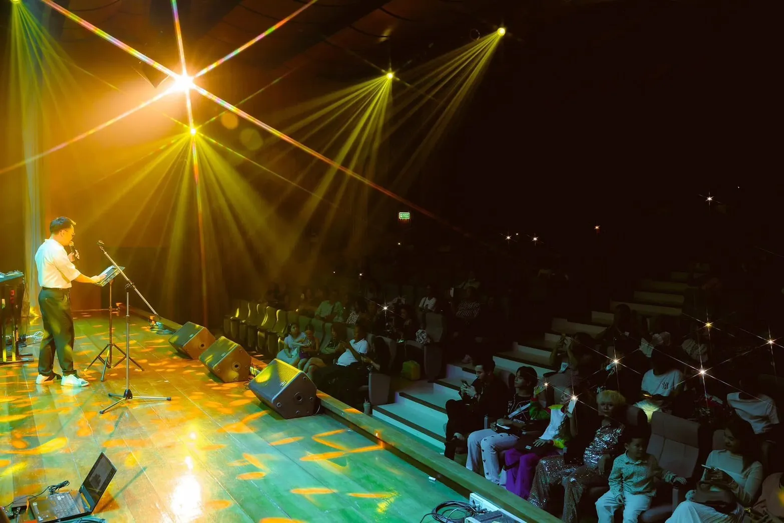บรรยากาศคอนเสิร์ตของ Kru Po Vocal Studio จากมุมผู้ชม