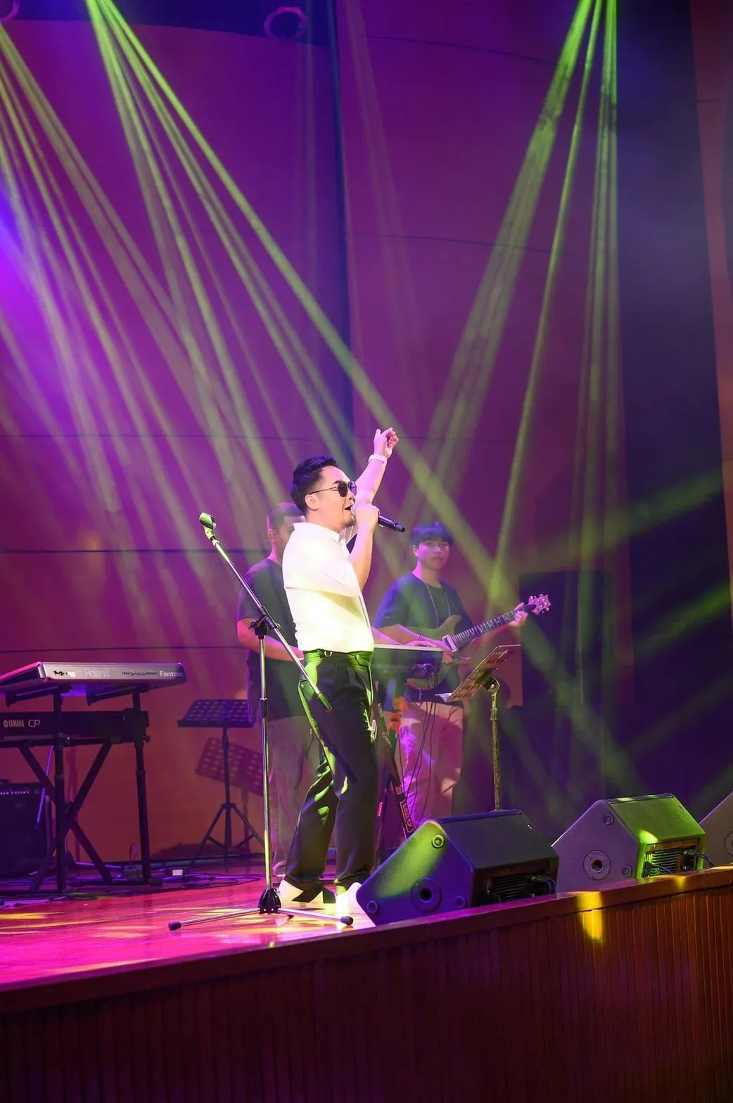 นักร้องบนเวทีพร้อมแสงไฟคอนเสิร์ต
