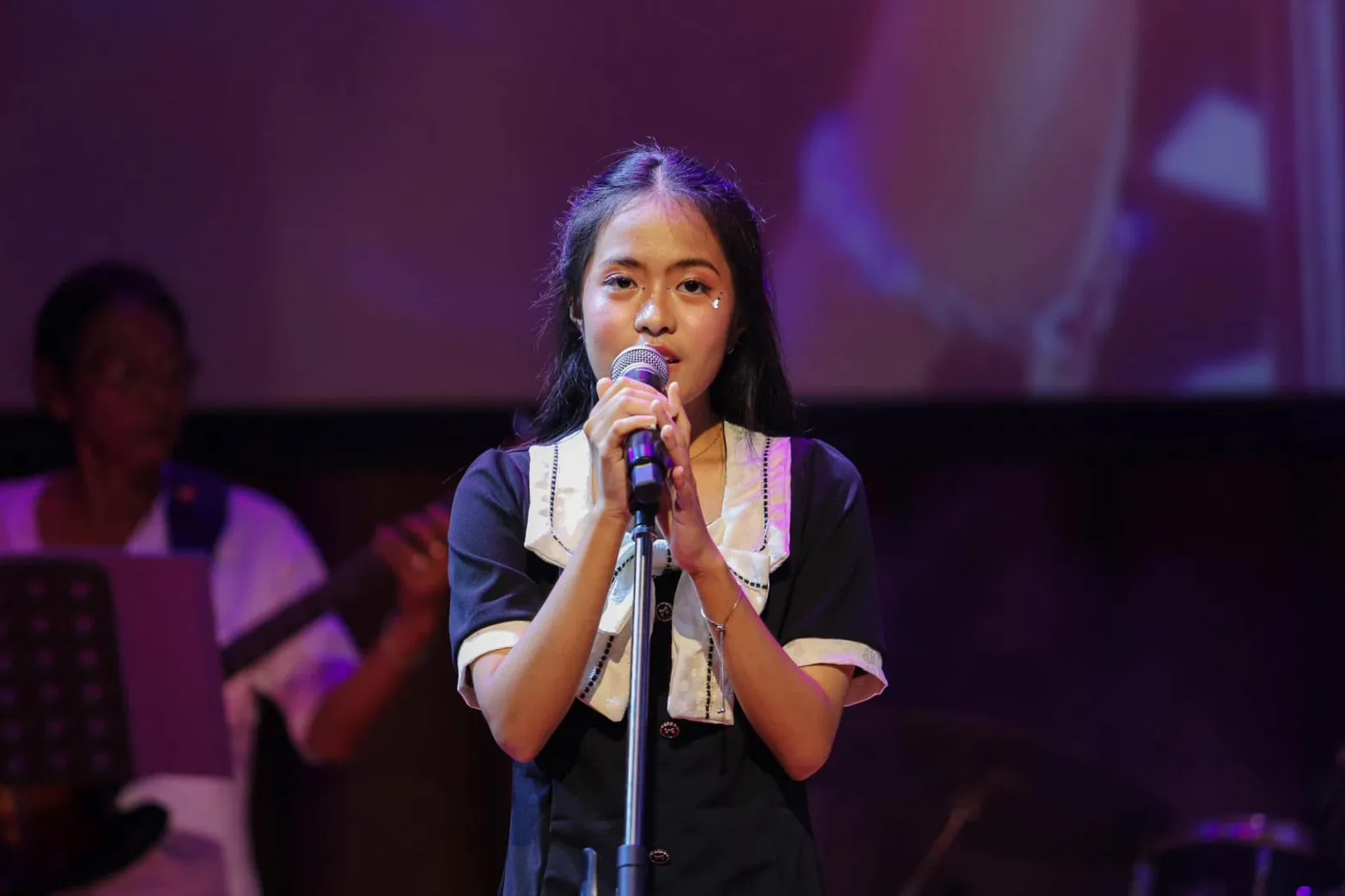 นักเรียนร้องเพลงบนเวทีคอนเสิร์ต