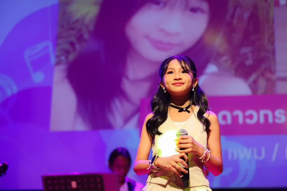 นักเรียนตัวน้อยร้องเพลงบนเวทีคอนเสิร์ต