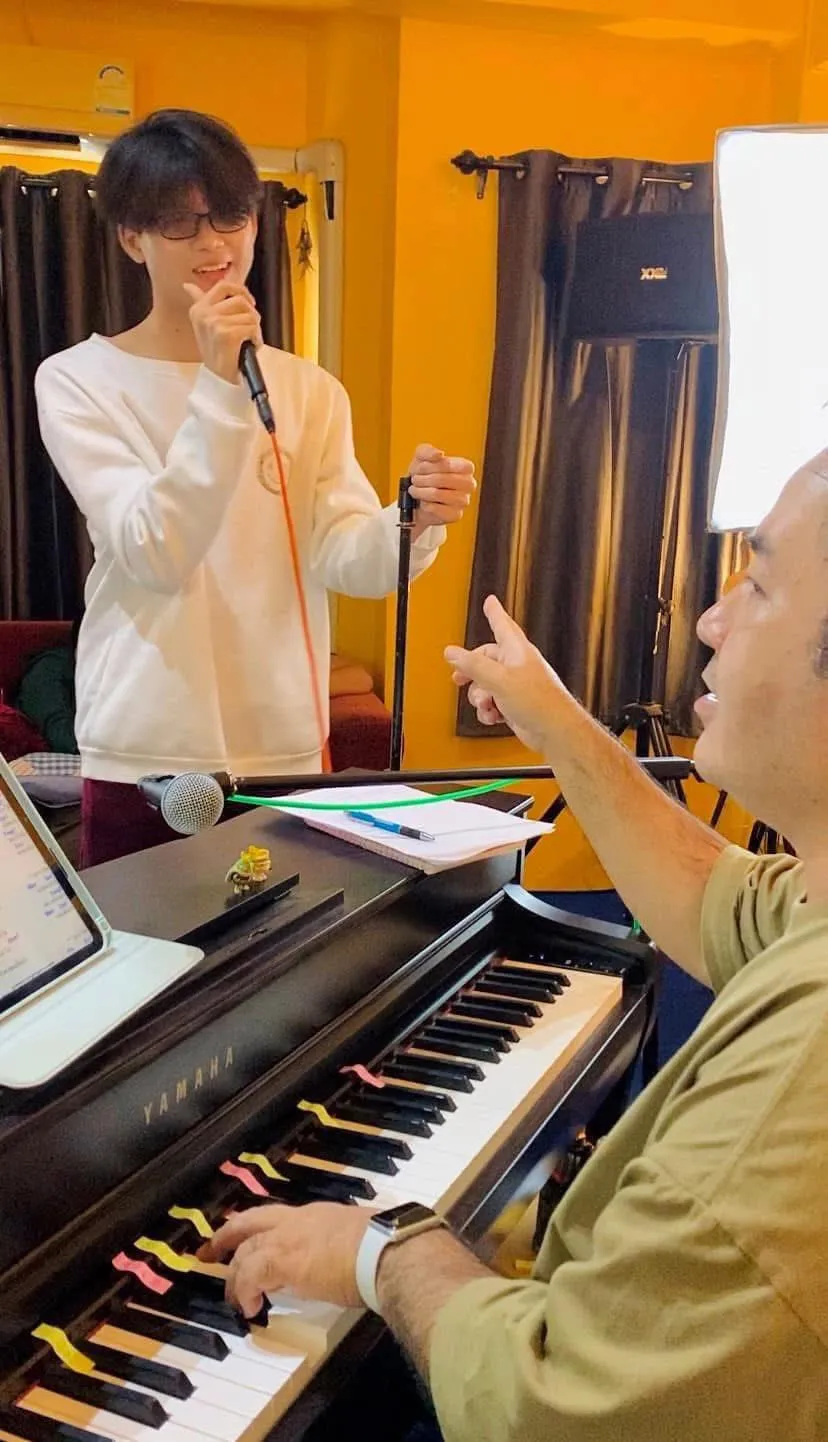ครูโปเล่นเปียโนประกอบให้นักเรียนร้องเพลง