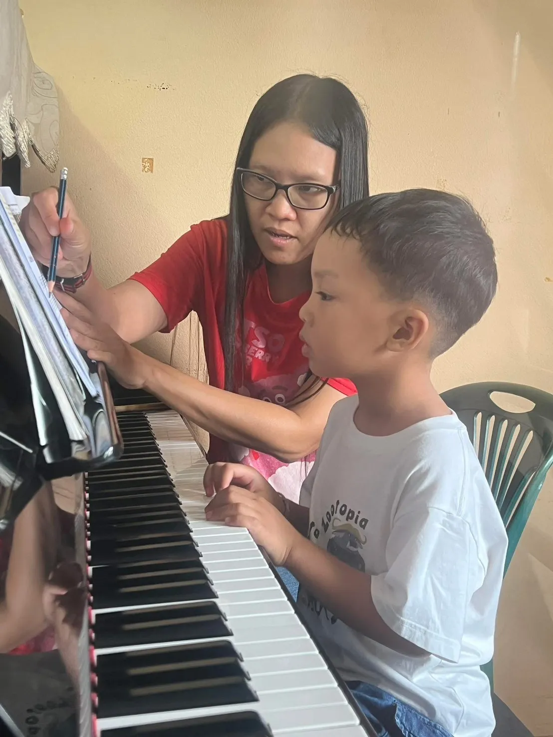 ครูสอนเปียโนให้นักเรียนตัวน้อย