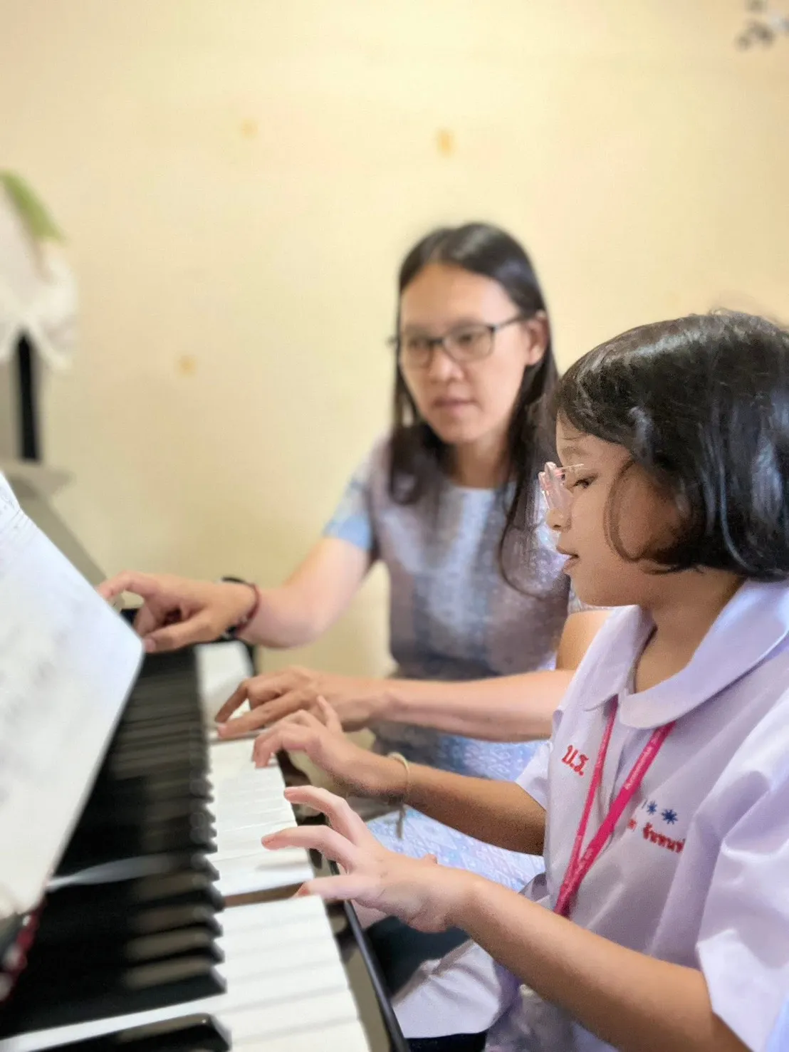 ครูสอนเปียโนให้นักเรียนแบบตัวต่อตัว