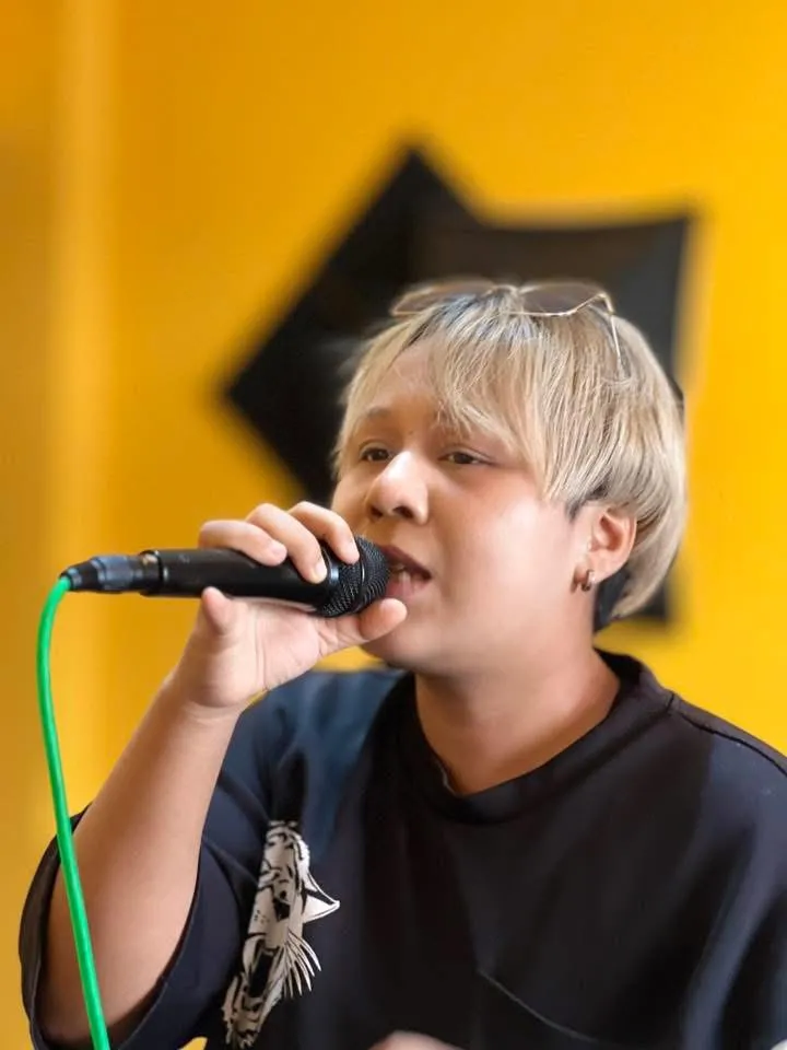 นักเรียนฝึกร้องเพลงกับไมโครโฟน
