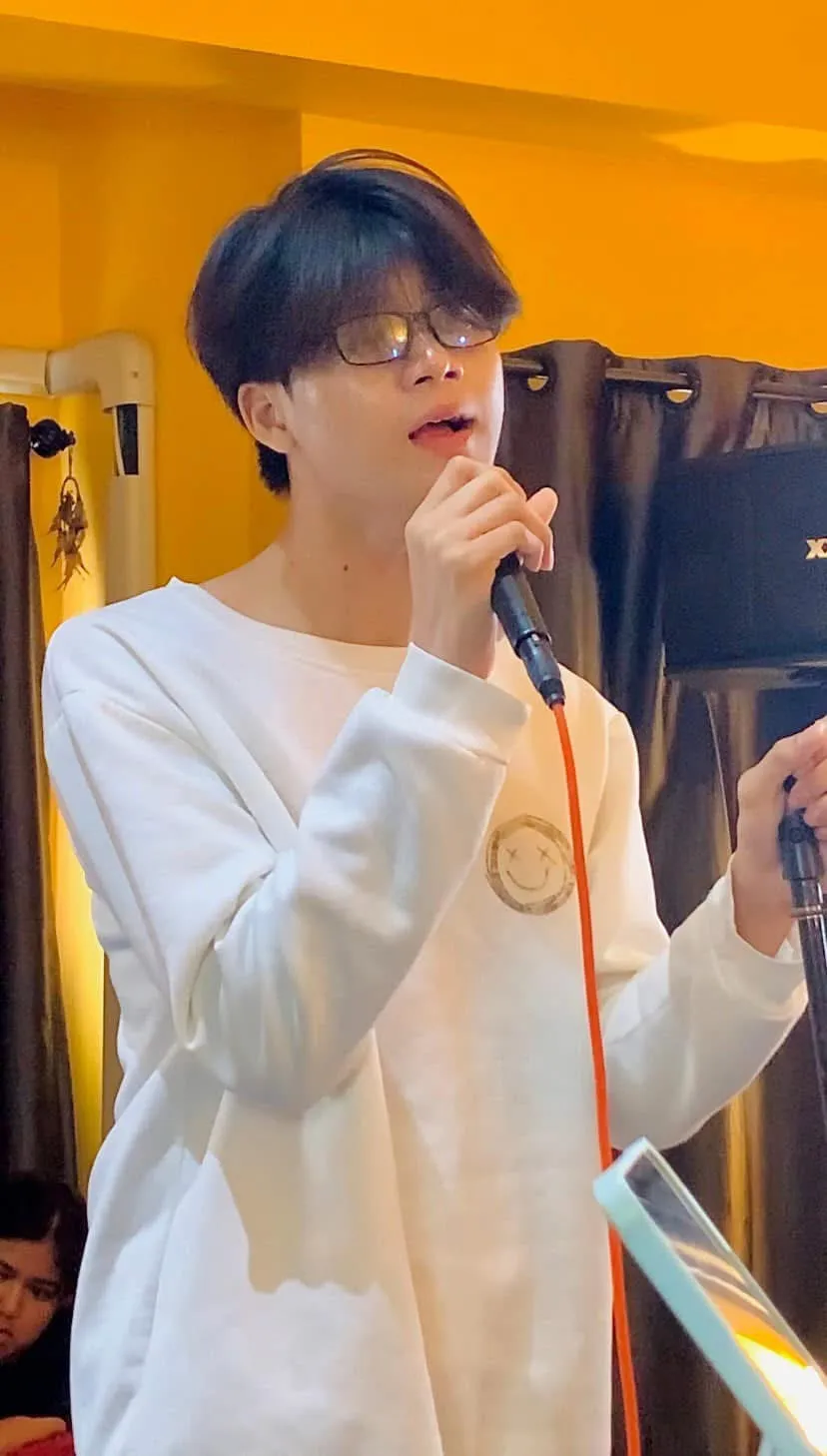 นักเรียนร้องเพลงพร้อมดูเนื้อเพลง