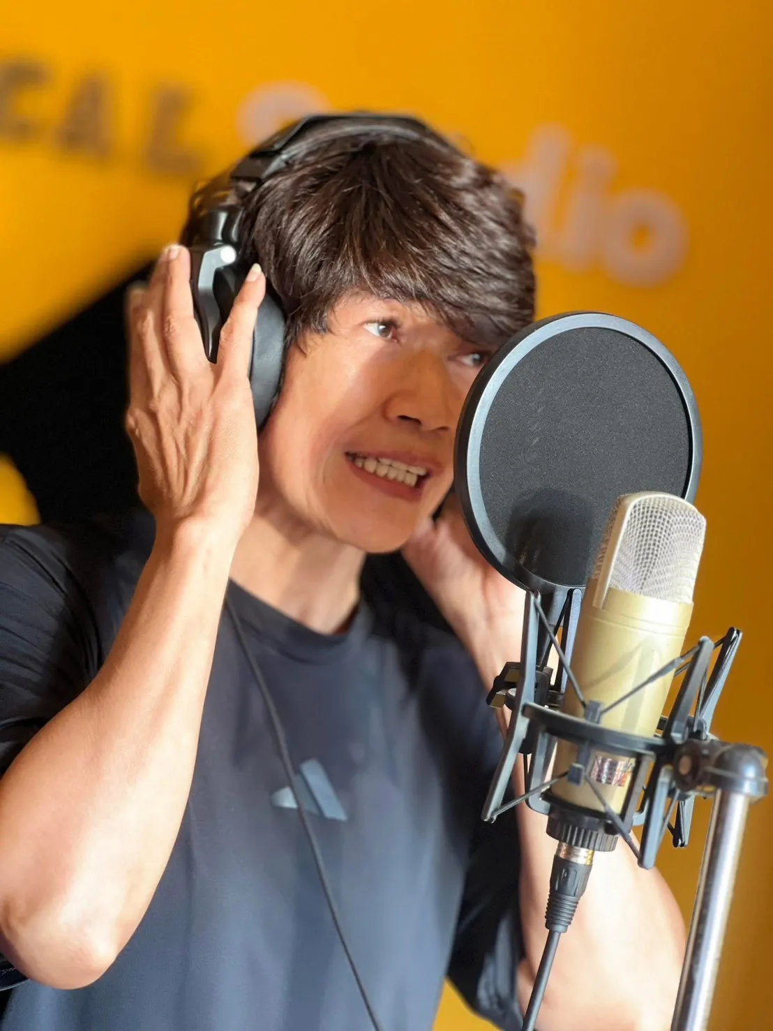 นักเรียนบันทึกเสียงร้องในสตูดิโอ