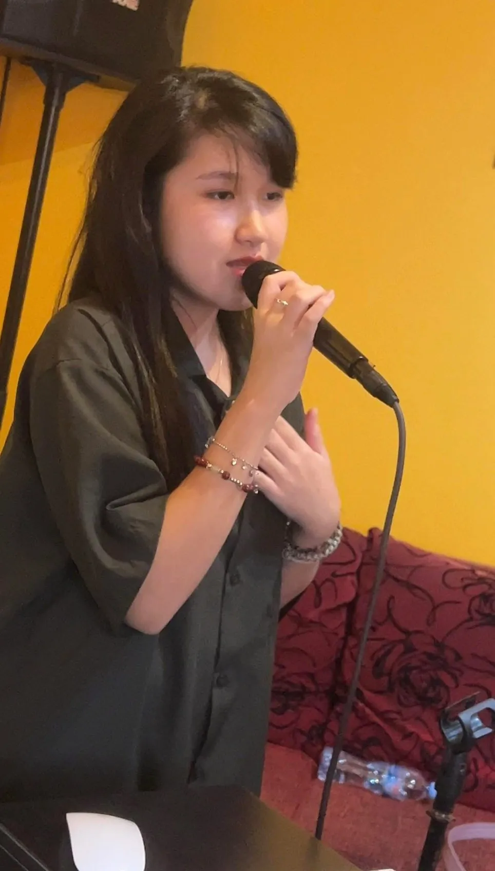 นักเรียนร้องเพลงในห้องเรียน