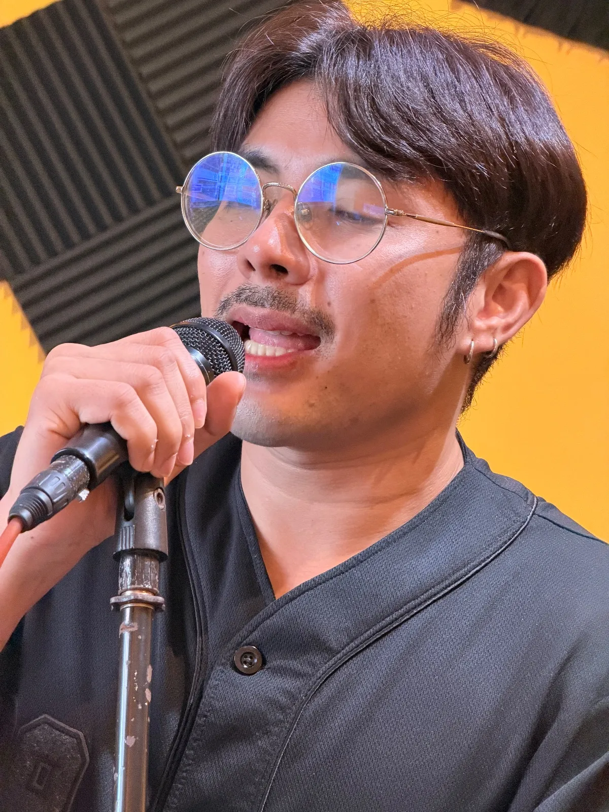 นักเรียนฝึกร้องเพลงในห้องเรียน