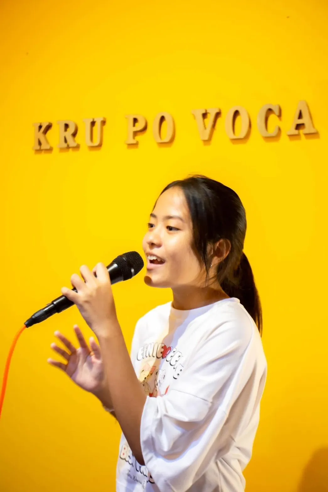 นักเรียนร้องเพลงหน้าผนัง Kru Po Vocal Studio