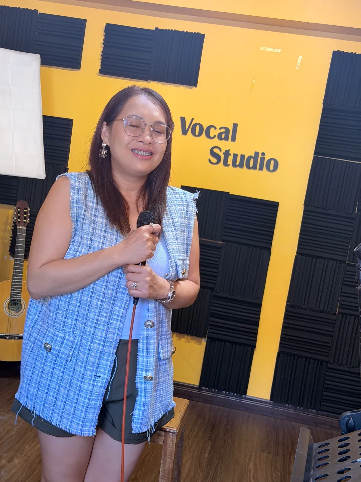 นักเรียนผู้ใหญ่ฝึกร้องเพลงกับครูโป