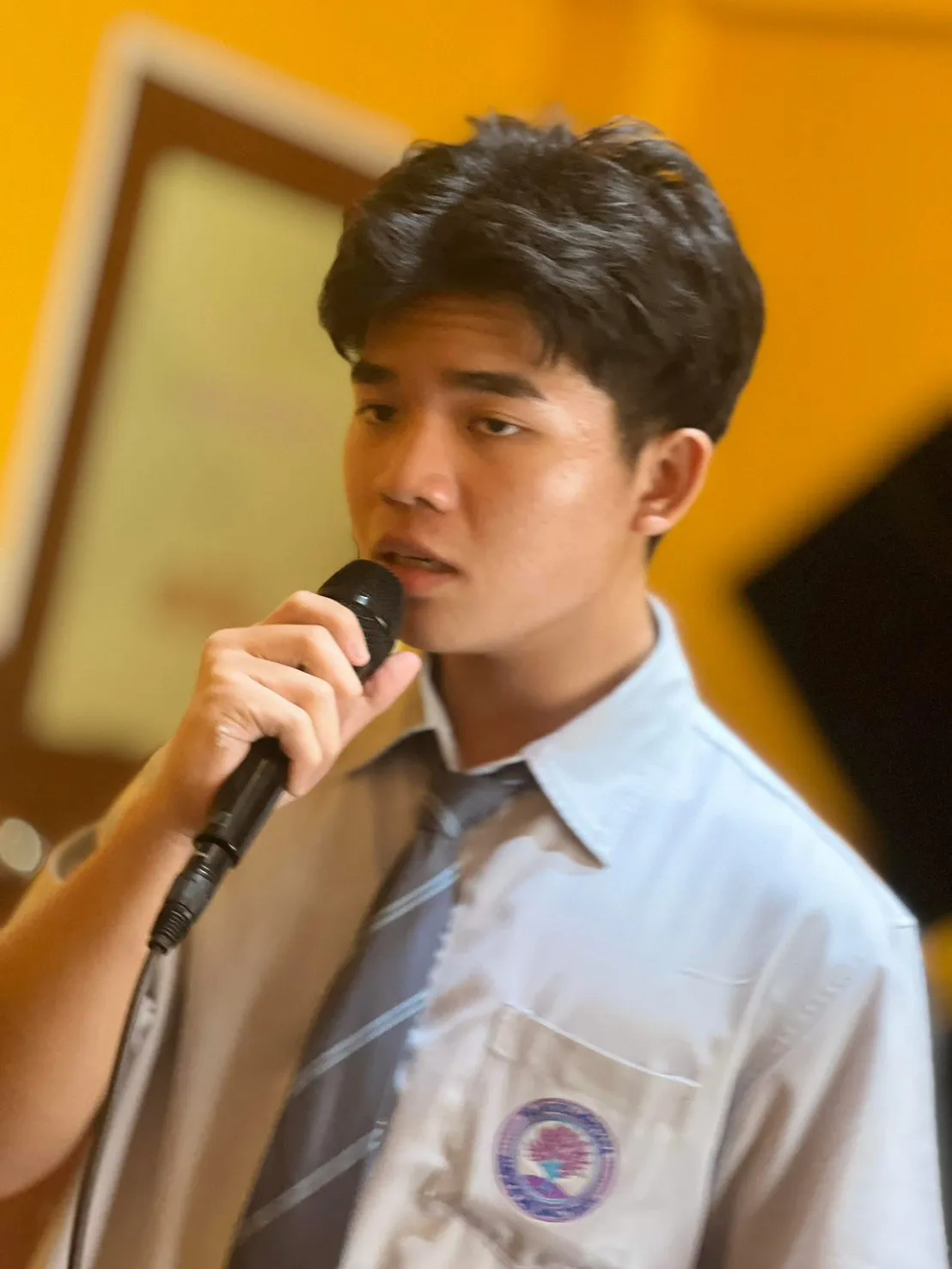 นักเรียนในชุดนักเรียนฝึกร้องเพลง