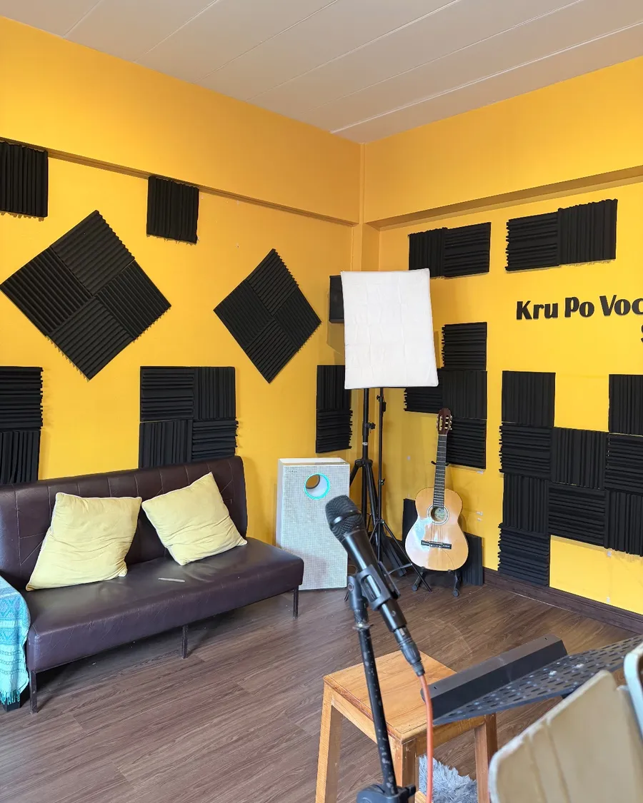 ห้องเรียนร้องเพลงบุแผ่นซับเสียง มีกีตาร์และไมโครโฟน