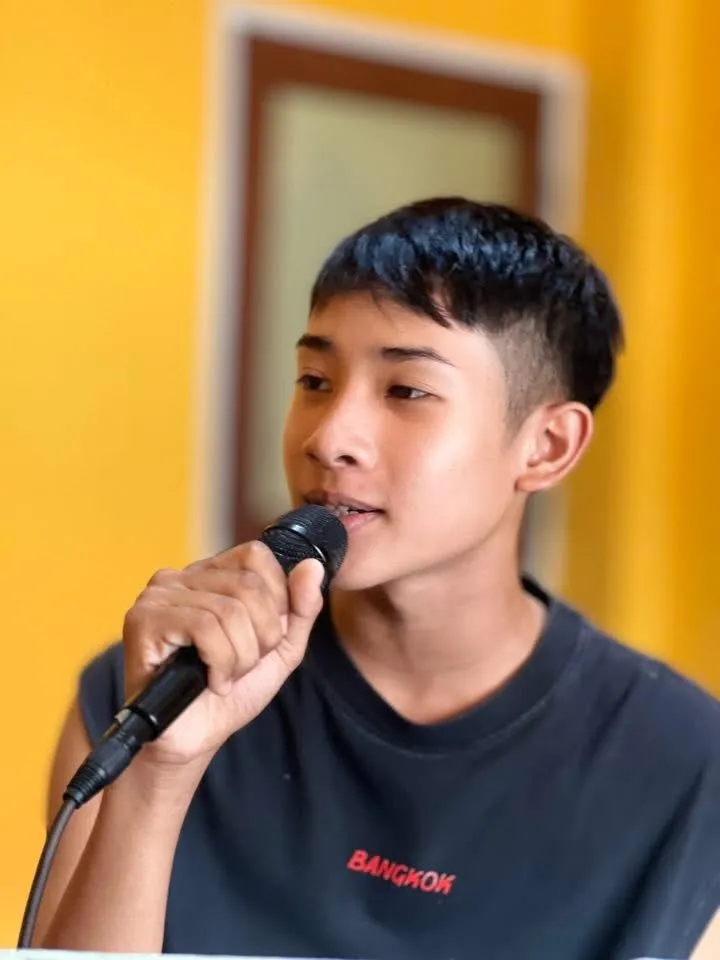 นักเรียนชายฝึกร้องเพลง