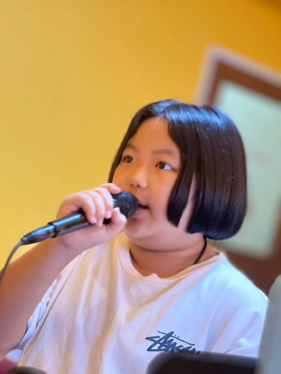 นักเรียนรุ่นเยาว์ร้องเพลงอย่างมีความสุข